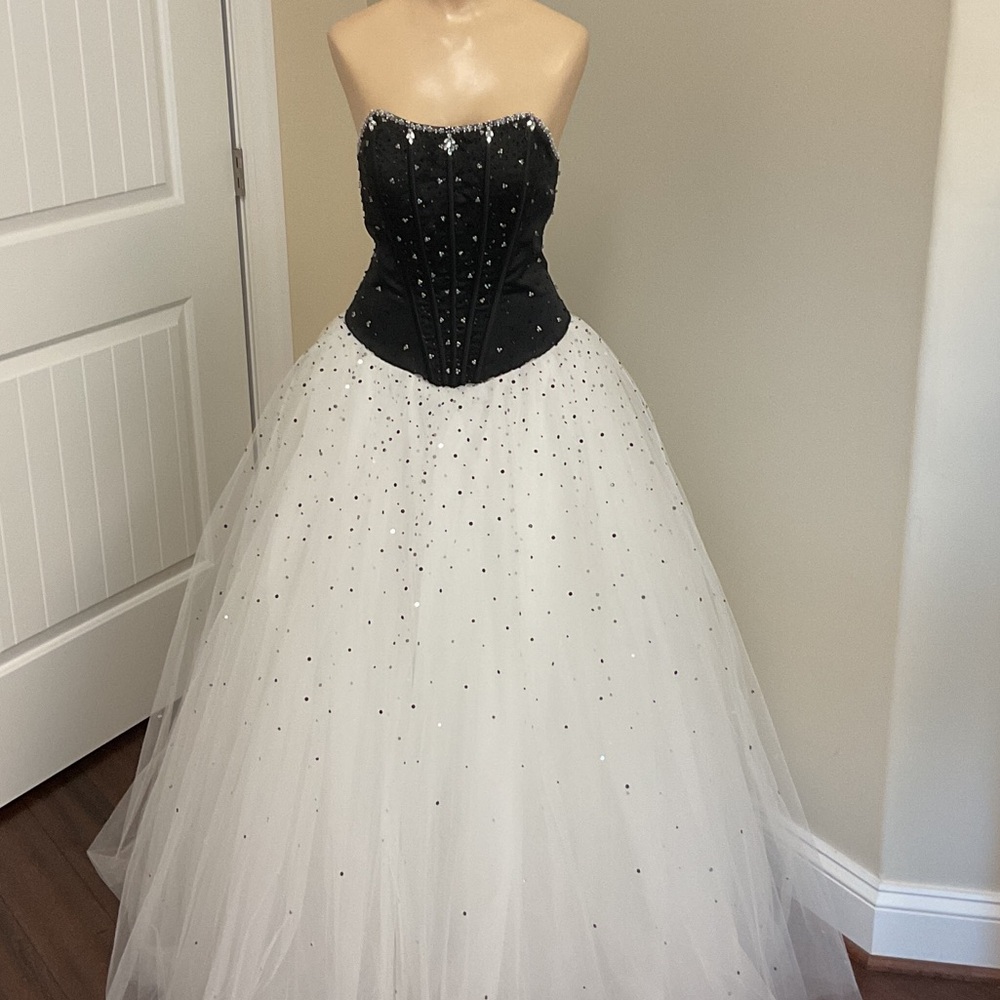 Elegant Black and White Strapless Gown